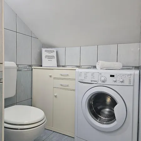 شقة Lovely Attic Apartman-melani