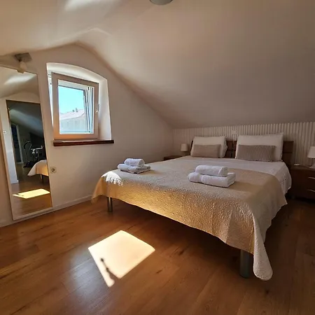 شقة Lovely Attic Apartman-melani *